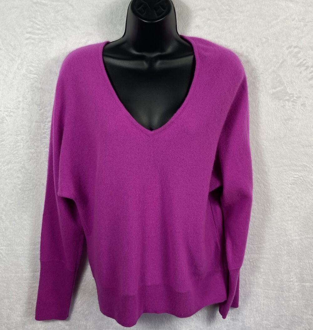 Tahari 2 Ply Cashmere Sweater V Neck Women’s Quiet Luxury Medium Cozy